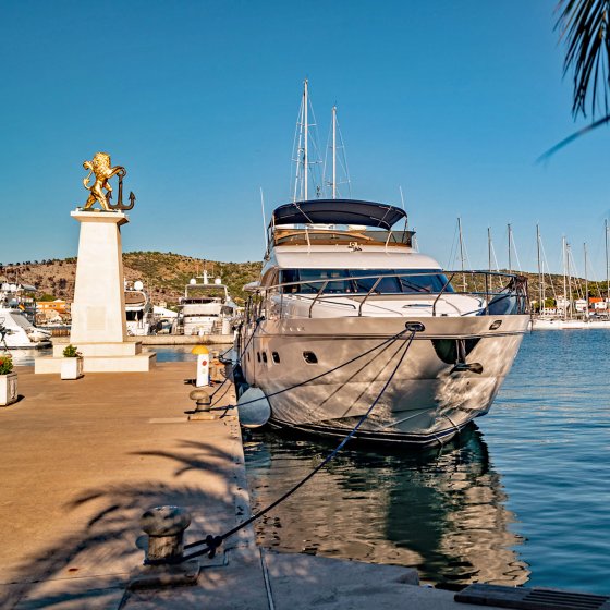 motoryacht charter marina